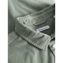 Afbeelding in Gallery-weergave laden, Knowledge Cotton Apparel -Shirt Regular fit corduroy shirt Light Green
