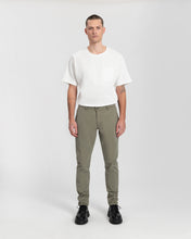 Afbeelding in Gallery-weergave laden, Kuyichi - Dexter Chino Regular Tapered Army Green
