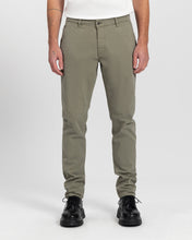 Afbeelding in Gallery-weergave laden, Kuyichi - Dexter Chino Regular Tapered Army Green
