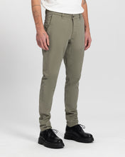 Afbeelding in Gallery-weergave laden, Kuyichi - Dexter Chino Regular Tapered Army Green
