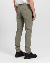 Afbeelding in Gallery-weergave laden, Kuyichi - Dexter Chino Regular Tapered Army Green
