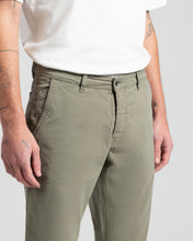 Afbeelding in Gallery-weergave laden, Kuyichi - Dexter Chino Regular Tapered Army Green
